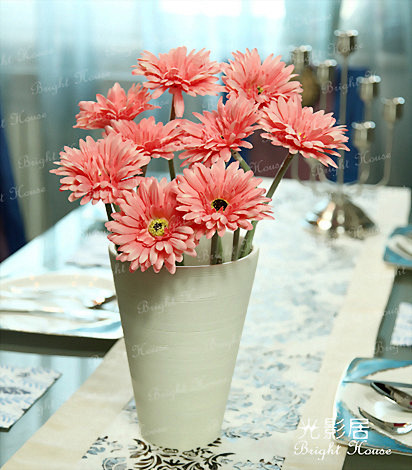 小清新的白色素螺纹花瓶，插上几支非洲菊，...