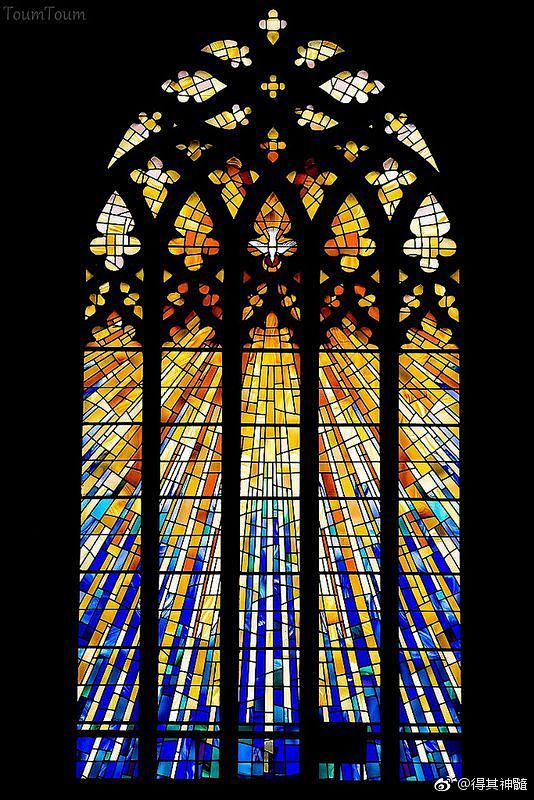 花窗玻璃
西方建筑装饰品，常见于教堂，装...