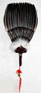 羽扇，用鸟类羽毛作成的扇子，是一种古老的汉族传统工艺品。想起了那篇需要背诵的词，羽扇纶巾，谈笑间···