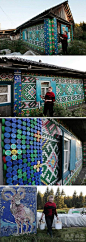 三万个瓶盖做成的装饰壁画 —— 在俄罗斯西伯利亚针叶林区的乡村kamarchaga， 一位退休老人用30000个塑料瓶盖装饰了自己的房子。 多彩的图案和纹样让他的小屋成为当地小有名气的地标建筑。