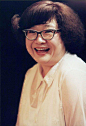 #花瓣人物志#沈殿霞（英文名Lydia Sum，1947年7月21日－2008年2月19日）因身材肥胖而被昵称为“肥肥”、“肥姐”，生于上海，是香港著名女演员，无线电视的第一代艺人。“我就不是那种人，你越笑我，狗仔队越跟我，我越每天朝外头跑，我不能让你们来管我，我是沈殿霞，我的命运在我的手中。”——沈殿霞