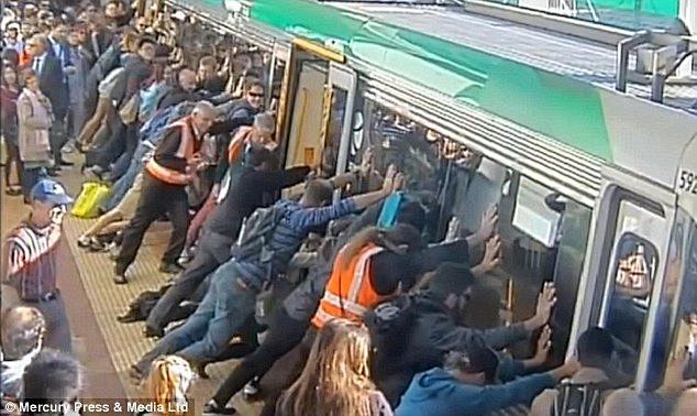 澳大利亚：民众推开90吨重列车救人_图片...