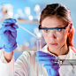 Attractive young scientist pipetting._创意图片