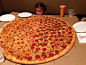 一小朋友坚持要店里尺寸最大的披萨，于是……
