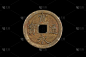 在黑色背景上的中国硬币的特写图像