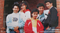 [忆那年：小虎队成名之初（小虎队青涩照片）] 小虎队与忧欢派对1988年7月 “开丽”公司向社会征选男生助理，18岁的体育生吴奇隆、17岁的舞蹈生陈志朋和15岁的中学生苏有朋征选成功，三名中学生男孩正式组建“小虎队”，为公司打理幕后工作。1988年12月 由于“年度青春大对抗”节目中“小虎队”三个男生的收视率引起轰动，飞碟唱片将他们从开丽公司买下，“小虎队”三个男孩从开丽的节目助理变成了飞碟唱片公司的旗下艺人。1989年2月 推出与忧欢派对的合辑《新年快乐》，收录小虎队单曲《......