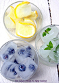 檸檬冰塊：用檸檬汁加檸檬片加水結凍，藍莓冰塊：冷凍藍莓果加水結凍，薄荷冰塊：用水煮薄荷葉，煮到薄荷味出來成了薄荷水放涼，在用新鮮薄荷葉和薄荷水一起結凍。夏天在水中加入幾顆這樣的特製冰塊，就是很棒又天然的飲品!做法原網址翻譯