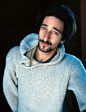 艾德里安·布洛迪 Adrien Brody

星座: 白羊座

出生日期: 1973-04-14

出生地: 美国,纽约,纽约

职业: 演员 / 制片 / 作曲 / 编剧

家庭成员: 艾略特·布劳迪(父) / 西尔维娅·普拉奇(母) / 米歇儿.杜邦(女友)

 

        1973年4月14日出生于纽约州纽约市，自小就立志长大当演员。12岁时他在一次儿童聚会上表演过魔术师，这是他第一次登台表演。阿德里安的母亲、著名摄影家西尔维亚·普莱奇从家庭照片中看出他的表演天赋，鼓励他去参加各种表演班，先