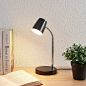 Lindby Jegor lampa stołowa LED w kolorze czarnym : Atrakcyjna lampa stołowa LED Jegor z elastycznym stałym elementem w górnej części Jegor przekonuje czarną kolorystyką, która jest jednocześnie chłodna i elegancka, oraz regulowanym kloszem w kształ...