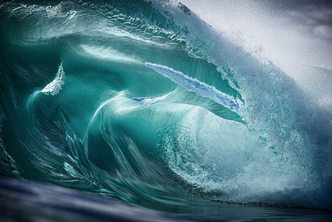 Majestic Waves: Phot...