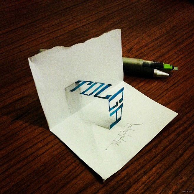 钢笔和铅笔演绎三维立体书法字-Tolga...