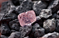 澳大利亚的阿盖尔钻石矿山发现了一块12.76克拉的粉红色钻石，并命名为“阿盖尔粉红禧”（Argyle Pink Jubilee），这也是在澳大利亚所发现的最大粉红色钻石。据相关人士分析，通常最优质的粉红色钻石每克拉价值100万美元，这也意味着，“阿盖尔粉红禧”的价值至少在1,000万美元。
