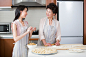 母亲,女儿,饺子,准备食物,烹调_0aaabdd6e_妈妈和女儿包饺子_创意图片_Getty Images China