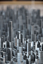 美国艺术家Peter Root使用10万排订书钉，安置的这“城市森林”雕塑装置