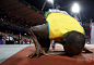 男子100米决赛 博尔特夺冠后亲吻地面