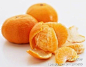 吃橘子的禁忌：1、橘子不能多吃，每天3个最好2、肠胃功能欠佳者悠着吃，吃太多橘子，容易发生胃粪石的困扰3、橘子与牛奶不宜同食，牛奶中的蛋白质易与橘子中的果酸和维生素C发生反应，凝固成块，应在喝完牛奶1小时后再吃橘子4、不宜与萝卜同食5、服药忌食橘子
