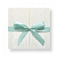 精致的蕾丝蝴蝶结内包裹着你们爱情的亲信，珠白色的印花卡纸精致大方。结婚请柬就要这么来~