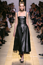silhouette_32 黑色皮革绗缝连衣裙，搭配黑色针织内衣。