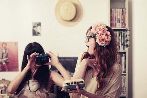 Girls_with_cameras_t...