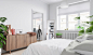 卧室的设计简约素雅，白色与木元素的搭配，营造出宁和静谧的睡眠环境。