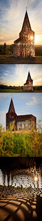  <br/>天堂漫画册：圣光教堂，比利时 Haspengouw 地区的透明教堂，虽仅高10米，却由100多层，2000多条金属栏构成。往外望去，周围的乡村美景一览无遗。<br/>