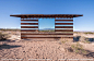 【沙漠里的透明透风小屋】来自艺术家Phillip K Smith III的作品，好吧，事实上，这货根本不会透风啊！他在木头房子的表面布置了一些镜子，于是，整个房子看上去就像是透明和平面的一样。