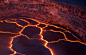 10月22日，夏威夷大岛基拉韦厄火山的熔岩湖，湖面上的岩壳被炽热的岩浆分割成块状，好似一幅抽象画。 #摄影# #美景#