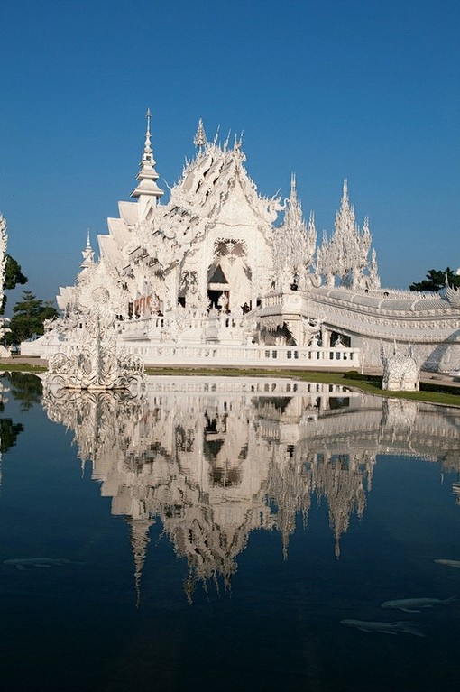 泰国白庙.
泰国是一个佛教色彩浓郁的神秘...