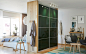 深绿色带推拉门衣柜，放在卧室和客厅中间用作房间隔板。