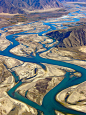 【中國大陸】雅魯藏布江是我國最高的大河，位於西藏自治區境內，也是世界上海撥最高的大河之一。發源於西藏南部喜馬拉雅山北麓的傑馬央宗冰川，上游稱為馬泉河，由西向東橫貫西藏南部，繞過喜馬拉雅山脈最東端的南迦巴瓦轉向南流，經過巴昔卡流出中國國境。