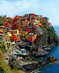 色彩之镇 “五渔村”是意大利一个著名的旅游景点。这个古镇很特别。每座建筑的外墙都刷上鲜艳的颜色，而这就是这座城市的美妙之处。