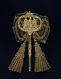 【The Chamberlain's Key】一种身份象征，旧时为王公贵族的宫务大臣或者首席仆役长所有，外层材质为黄金。目前在英国的掌礼大臣(Lord Great Chamberlain)和宫务大臣(Lord Chamberlain)的服装上还能看到这个金钥匙装饰。它是目前很多酒店业或者家政行业会用金钥匙图案表示权威和专业的原因。