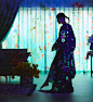 由日本网友设计并由职人制作的「万华镜」和服。在黑暗之中，飞舞的蝴蝶正在发光。感觉好美（ins:agurisagimori） ​​​​