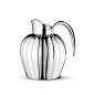 1938年Sigvard Bernadotte设计了一款优雅的纯银牛奶壶，独特的设计启发了另一款全新保温壶的诞生。