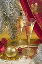 金色高脚玻璃杯圣诞节彩球装饰品高清设计背景图片素材