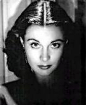 费雯·丽（1913年11月5日－1967年7月7日），原名费雯·玛丽·哈特利，英国籍好莱坞著名女演员，以惊人的美貌和精湛的演技闻名于世。成功地饰演《乱世佳人》中的斯佳丽问鼎奥斯卡最佳女主角。后回到英国发展戏剧，获得戏剧最高奖托尼奖最佳女主角，被奉为“戏剧女王”。1967年，因患肺结核逝世。1999年，她被美国电影学会选为百年来最伟大的女演员第16名。
