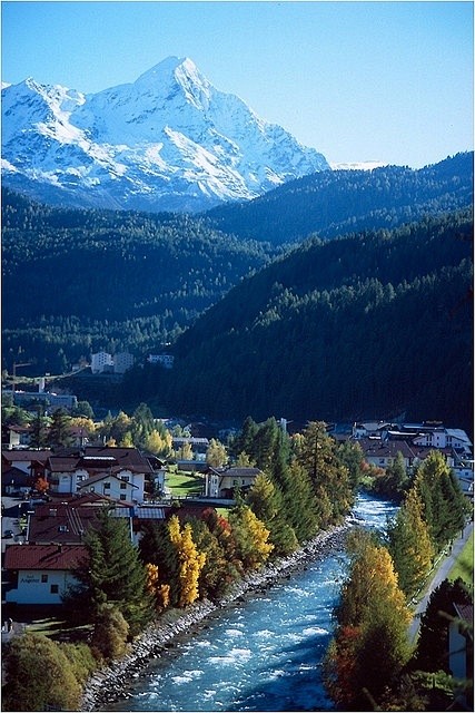 高山河流流经索尔登，奥地利的村庄