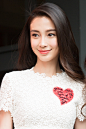 Angelababy，中文名杨颖。《全城热恋》《第一次》《奔跑吧兄弟》《微爱渐入佳境》与刘诗诗、杨幂、倪妮共同当选为新一代“四小花旦”