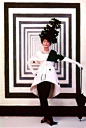 1964年赫本出演电影《窈窕淑女》时摄影师Cecil Beaton为她拍摄的定装照。