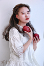 【BUYANKONG】
摄   影：布言空
model：朱璐
I don't think Snow White herself knows whether she will eat that poisonous apple again if she chooses again. Predestined frustrations often bring you more happy ending.
愿一切坎坷不平都只是为了带给你幸福。