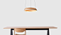 平视桌面吊灯木桌木椅子