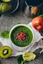 Refreshing green smoothie喜欢这个色调的食物摄影