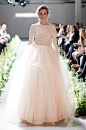 This blush Elizabeth Stuart wedding dress features an off the shoulder top and a tulle skirt. #婚纱秀# 【上锦婚纱】