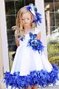 蓝色的羽毛配上洁白的小裙子装扮出一个俏皮漂亮的花童 - 