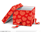 红色心形底纹的精美节日礼品盒