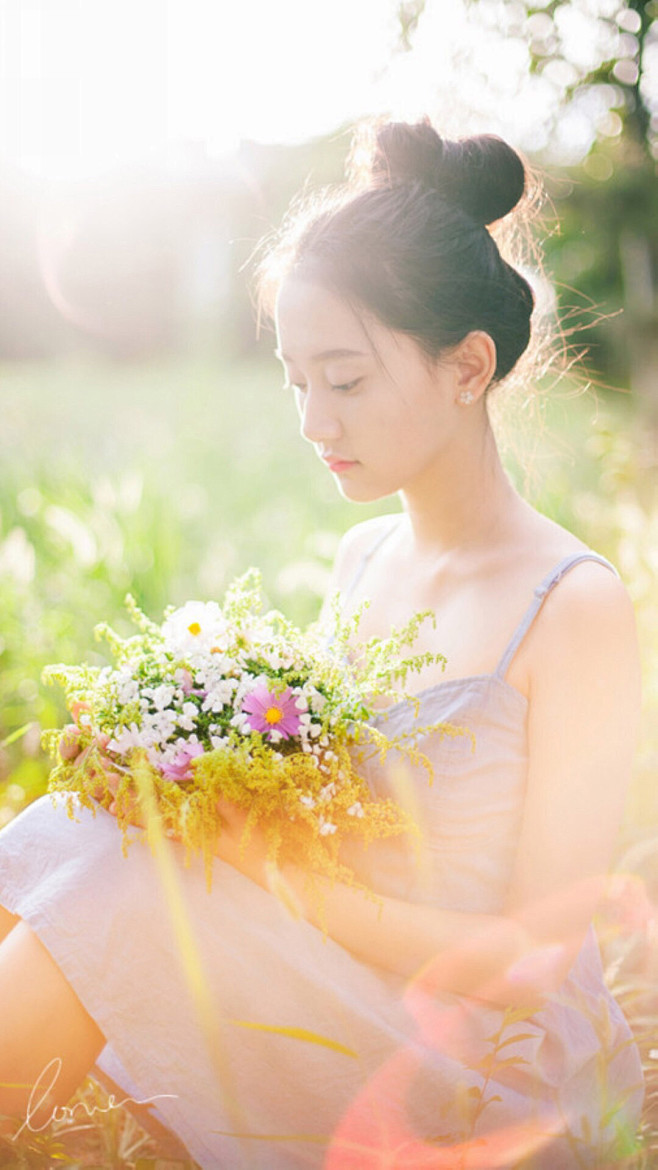 「夏空」夕阳照在草上，风摇着叶子。裙摆被...