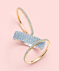 蒂芙尼钻石应该自由使用。 戒指从Tiffany地铁系列18k金。 黄金带侧面有一个五行设计白金。