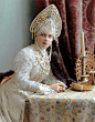 【最后的舞会】1903年2月，沙皇尼古拉二世在圣彼得堡的冬宫举办了为期两天的豪华舞会，纪念诺曼诺夫家族统治俄罗斯帝国290周年。俄罗斯帝国上至沙皇和皇后，下至大大小小的王公贵族，穿着带有精美刺绣、点缀了各种宝石的服装参加了舞会。 ​​​​