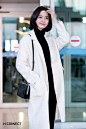 12月6日林允儿现身仁川机场，身着黑色毛衣搭配黑色长裤，脚踩小黑鞋，外搭长款大衣，非常时尚优雅的穿搭。 ​​​​