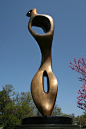 Henry Moore（亨利·摩尔）| 英国雕塑家。摩尔以大型铸铜雕塑和大理石雕塑闻名。带空洞、斜倚的人物造型是他最典型的雕塑样式。他受毕加索二十年代末期的素描和油画风格影响，运用自然物形去作抽象雕刻。亨利摩尔四十年代后又创作一系列充满人伦情感的作品，如<Mother and Child><King and Queen>等。